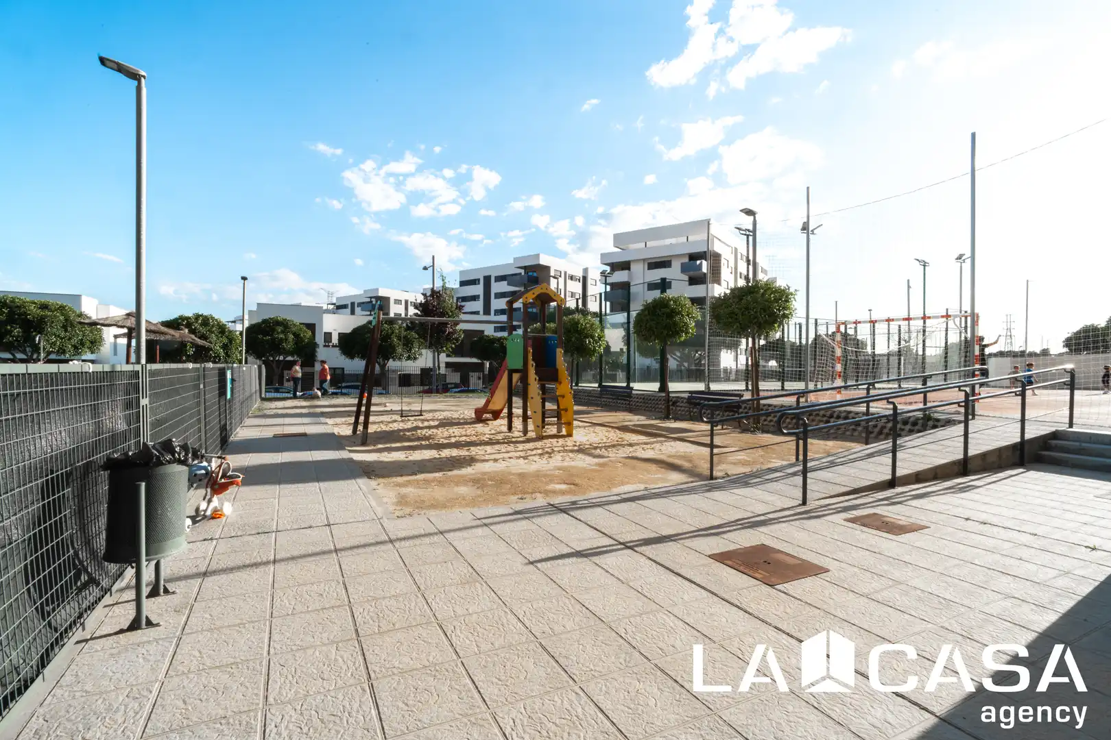 Terrasse von Wohnung zum Verkauf in Dos Hermanas mit Klimaanlage, Terrasse und Abstellraum