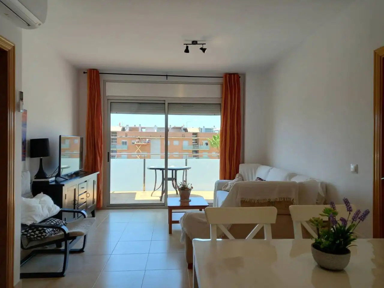 Sala de estar de Piso de alquiler en Cubelles con Aire acondicionado, Calefacción y Parquet