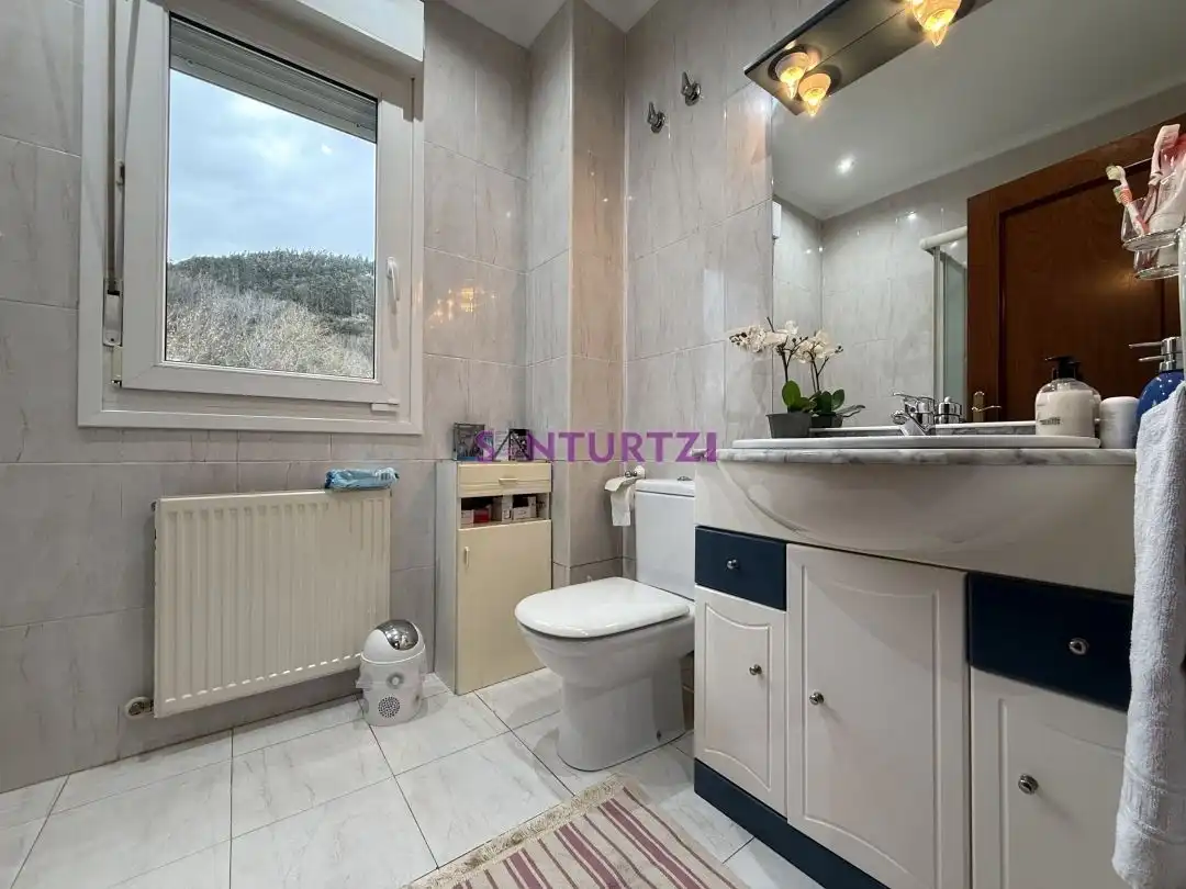Bathroom of Detached homes for sale in Castro-Urdiales  with Heating, Terrace and Furnished