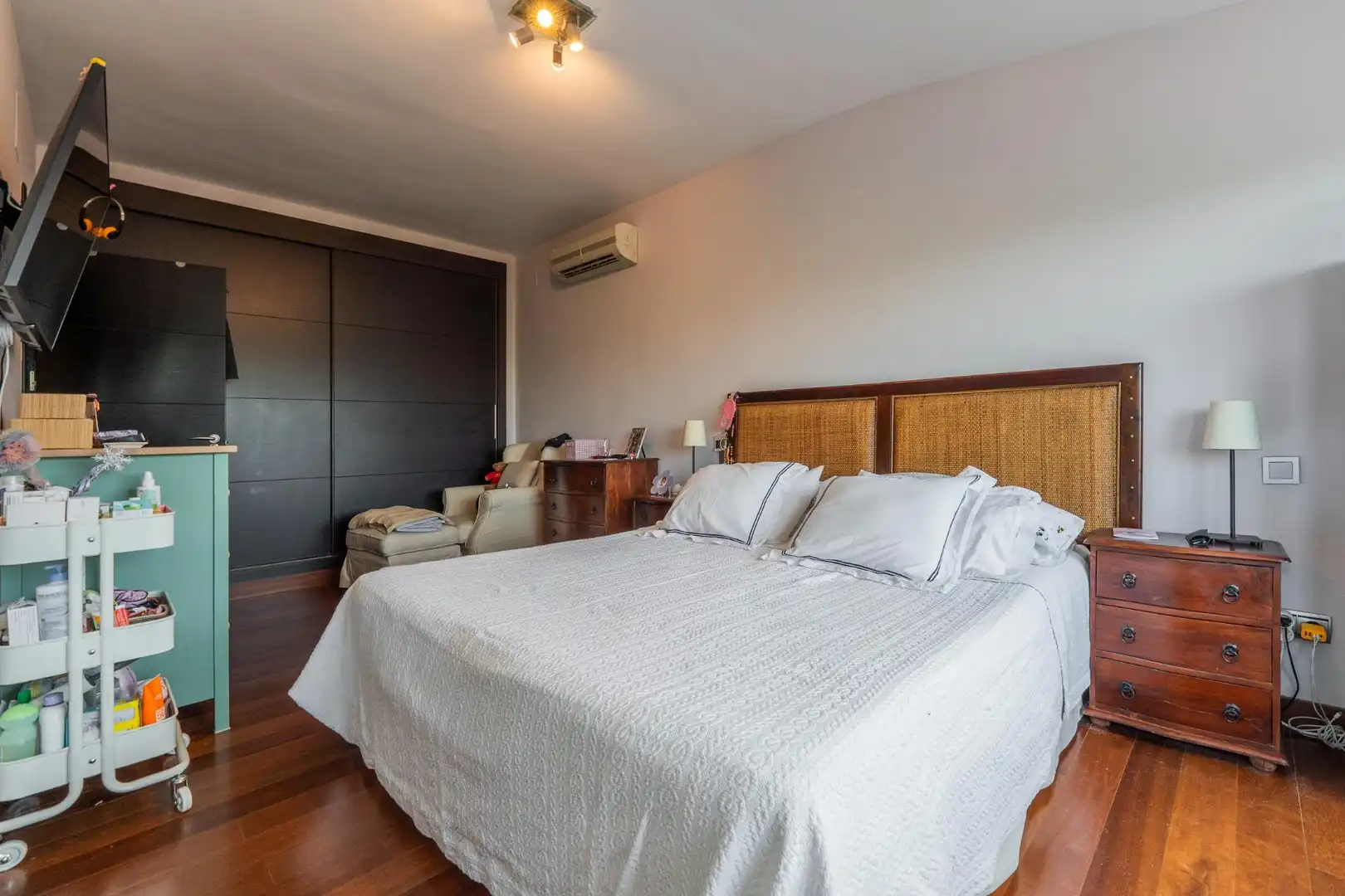 Schlafzimmer von Maisonette zum Verkauf in La Moraleja mit Klimaanlage, Heizung und Privatgarten