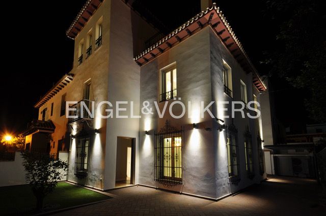 Vista exterior de Casa adosada de lloguer en  Sevilla Capital amb Aire condicionat, Calefacció i Jardí privat
