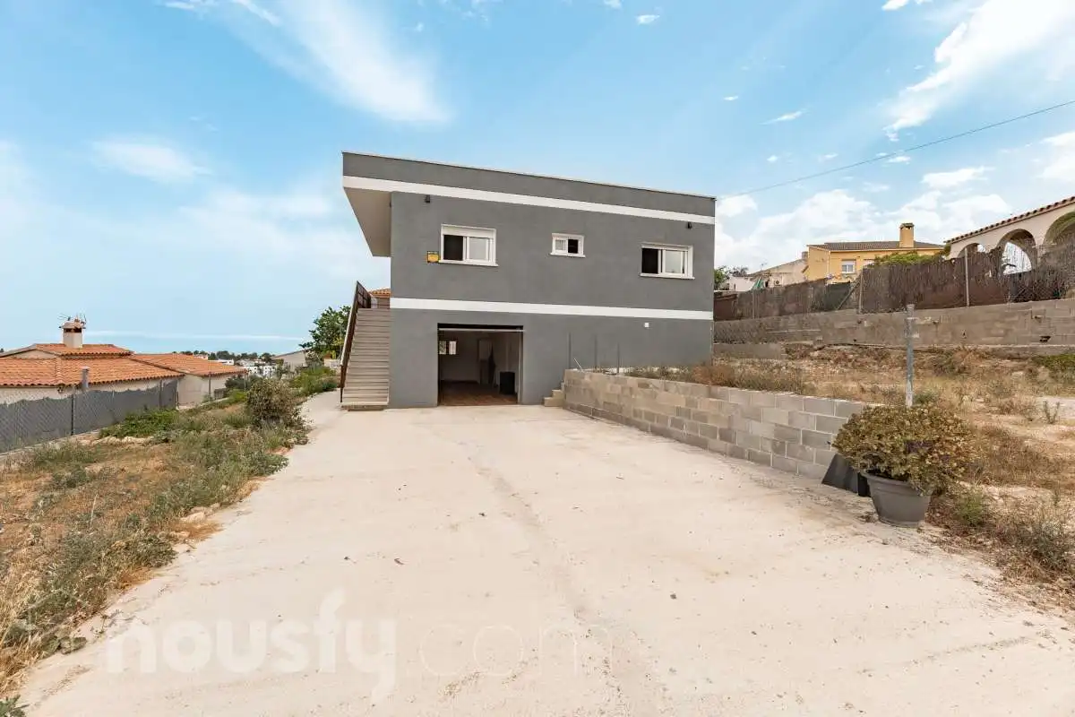 Vista exterior de Casa o xalet en venda en Calafell amb Jardí privat, Terrassa i Traster