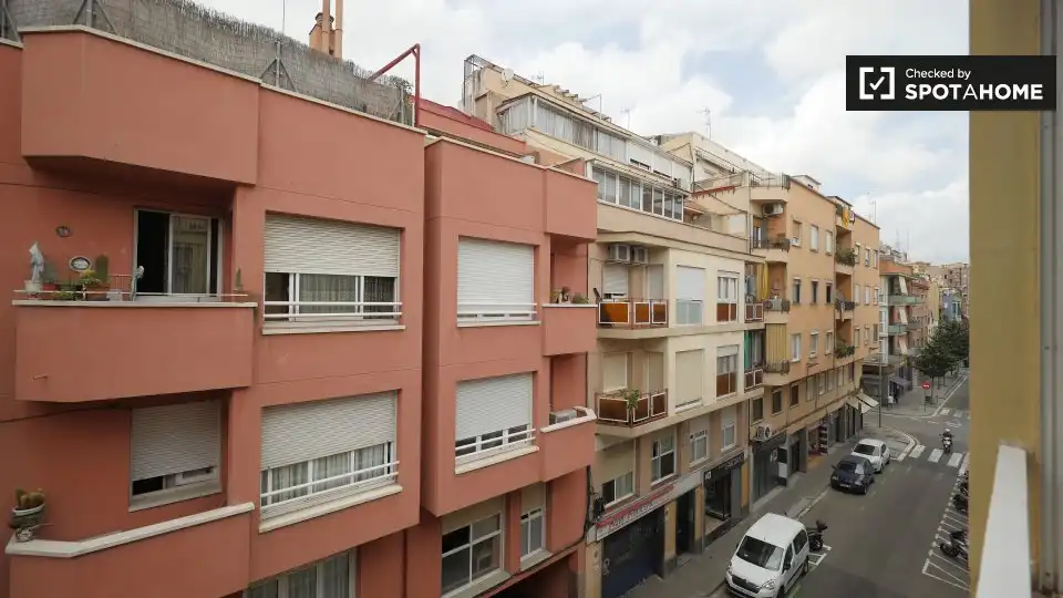 Außenansicht von Wohnungen zur untervermieten in Barcelona mit Klimaanlage, Heizung und Terrasse