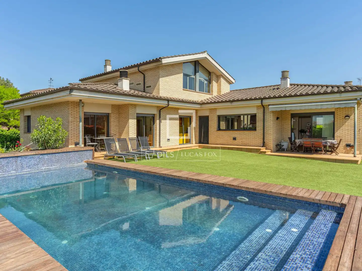 Vista exterior de Casa o xalet en venda en Sarrià de Ter amb Aire condicionat, Calefacció i Jardí privat