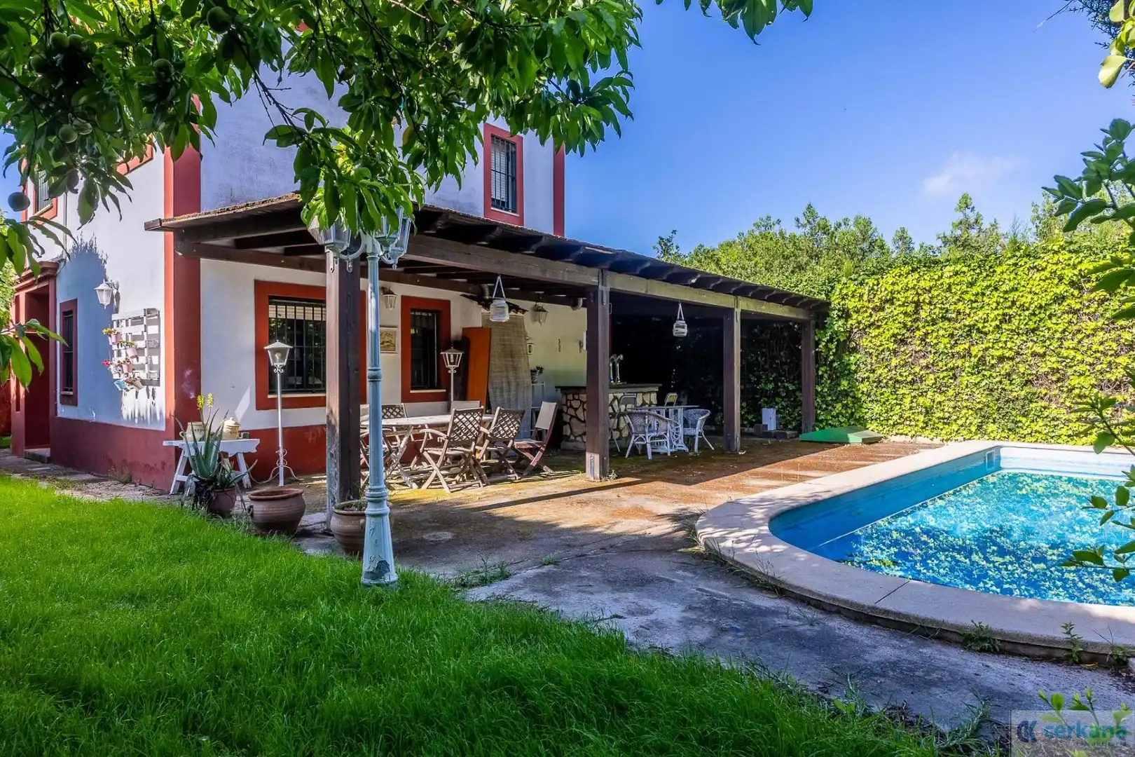Chalet con piscina en venta en Rosales los