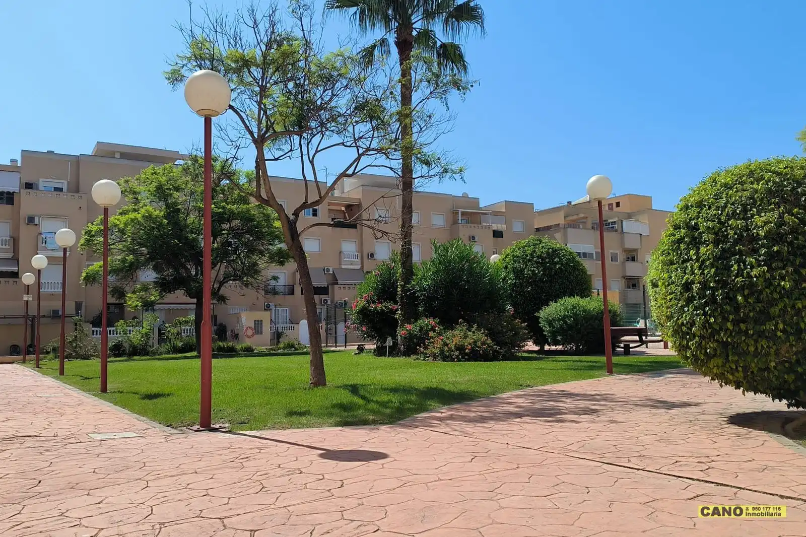 Vista exterior de Piso en venta en Roquetas de Mar con Terraza, Trastero y Piscina