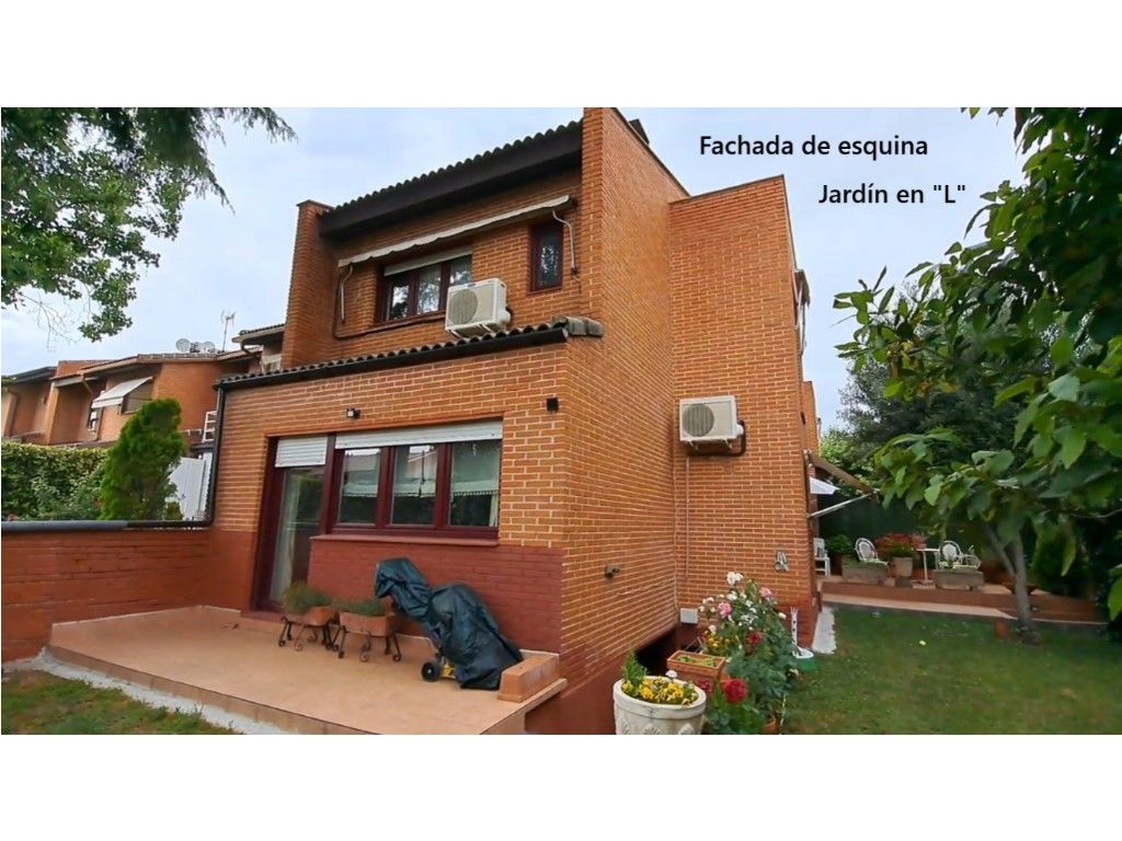 Jardín de Casa adosada en venta en Las Rozas de Madrid con Aire acondicionado, Jardín privado y Piscina