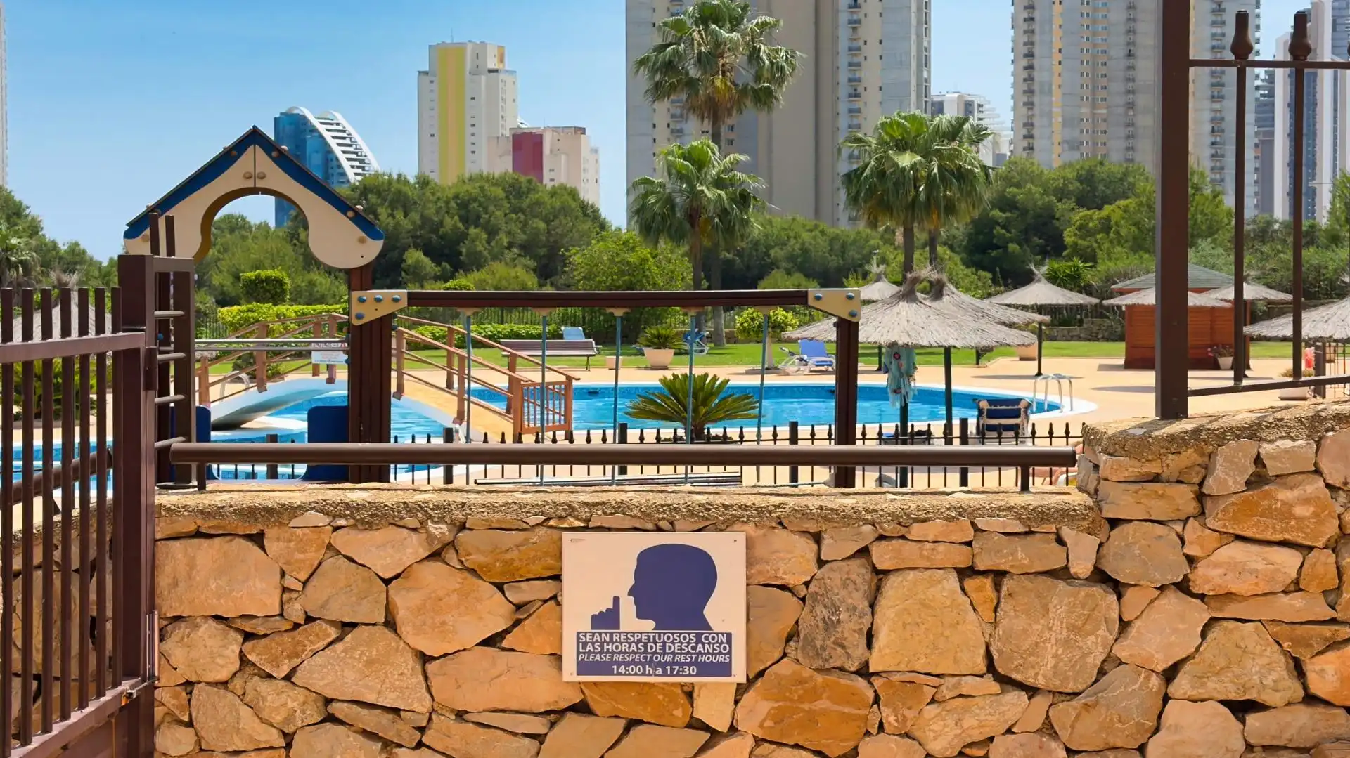 Piscina de Piso en venta en Benidorm con Aire acondicionado, Jardín privado y Terraza