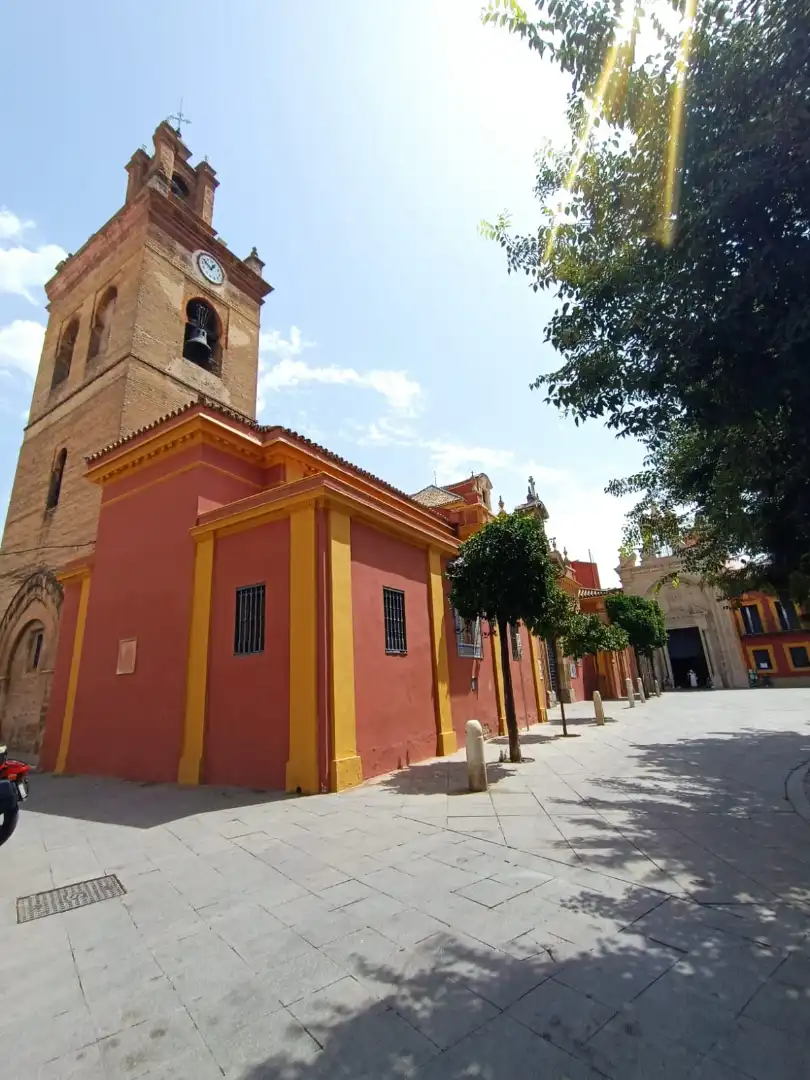 Vista exterior de Casa adosada en venda en Sevilla amb Terrassa i Balcó