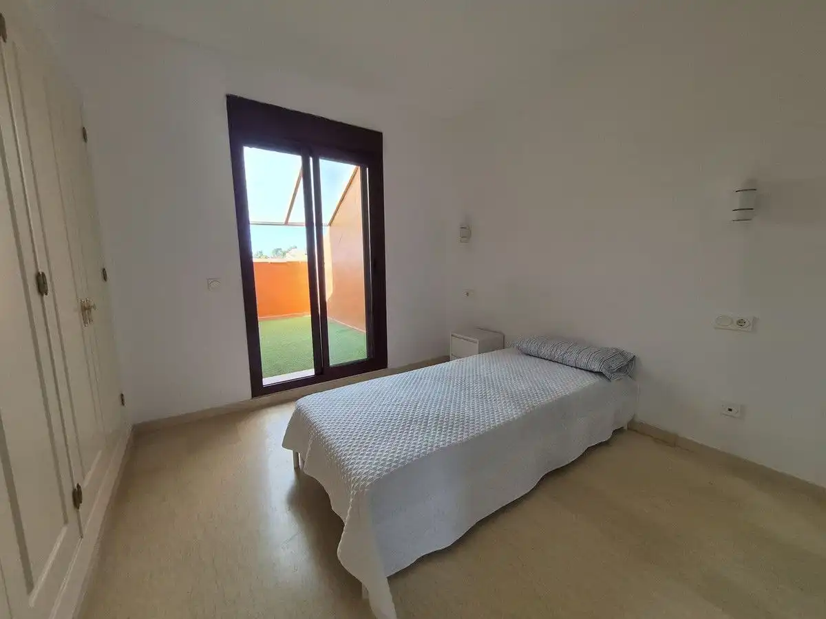 Schlafzimmer von Dachboden zum Verkauf in Manilva mit Klimaanlage, Heizung und Terrasse