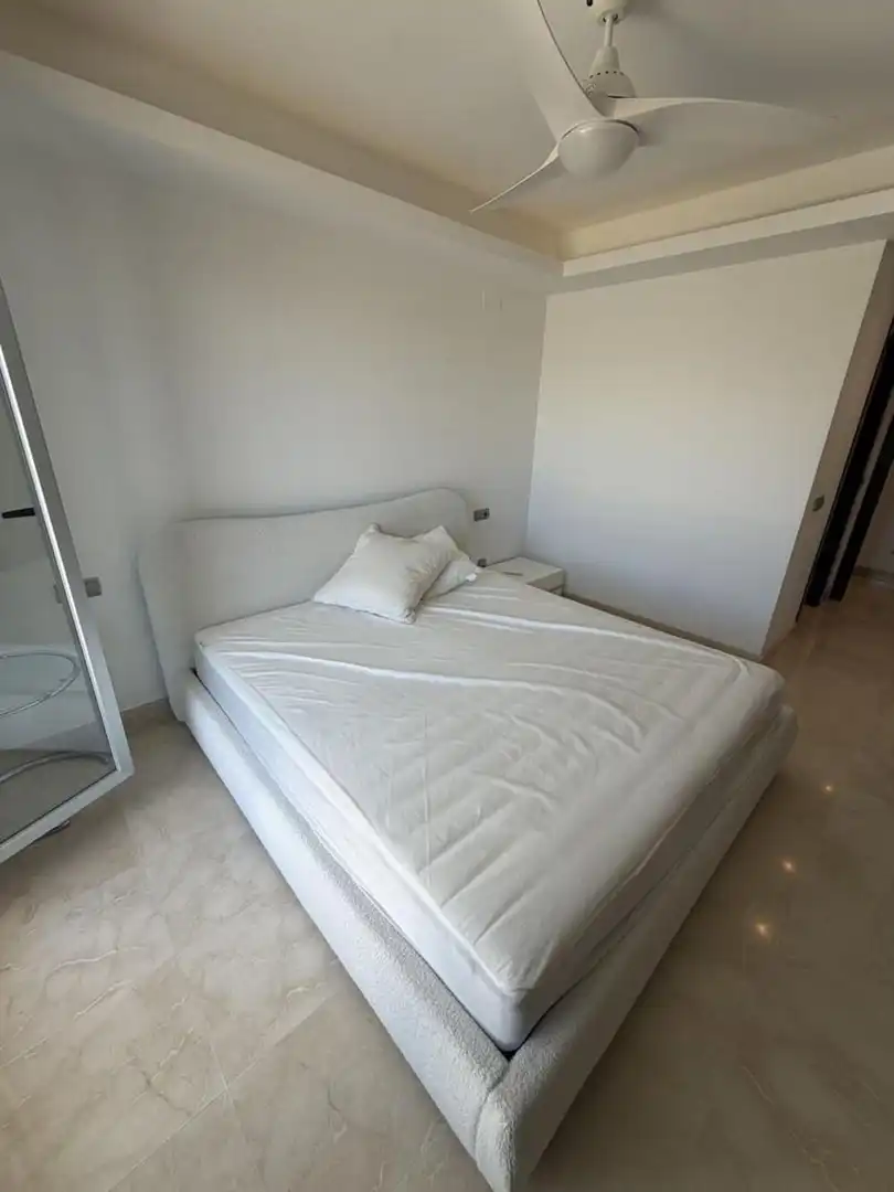 Schlafzimmer von Dachboden zur Miete in Benahavís mit Klimaanlage, Terrasse und Abstellraum