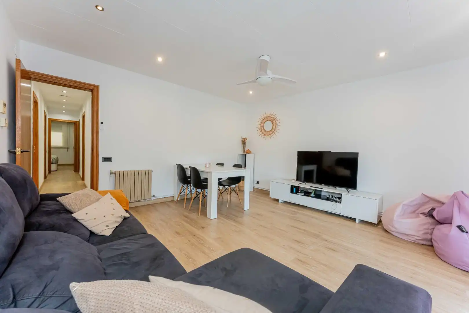 Living room of Flat for sale in Castelldefels  with Air Conditioner, Heating and Parquet flooring