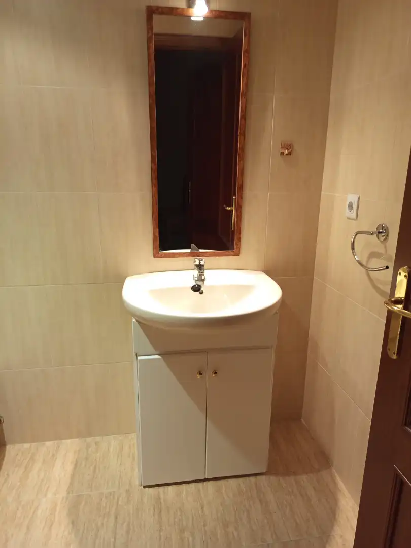 Badezimmer von Wohnung zur Miete in Gijón  mit Heizung, Terrasse und Abstellraum