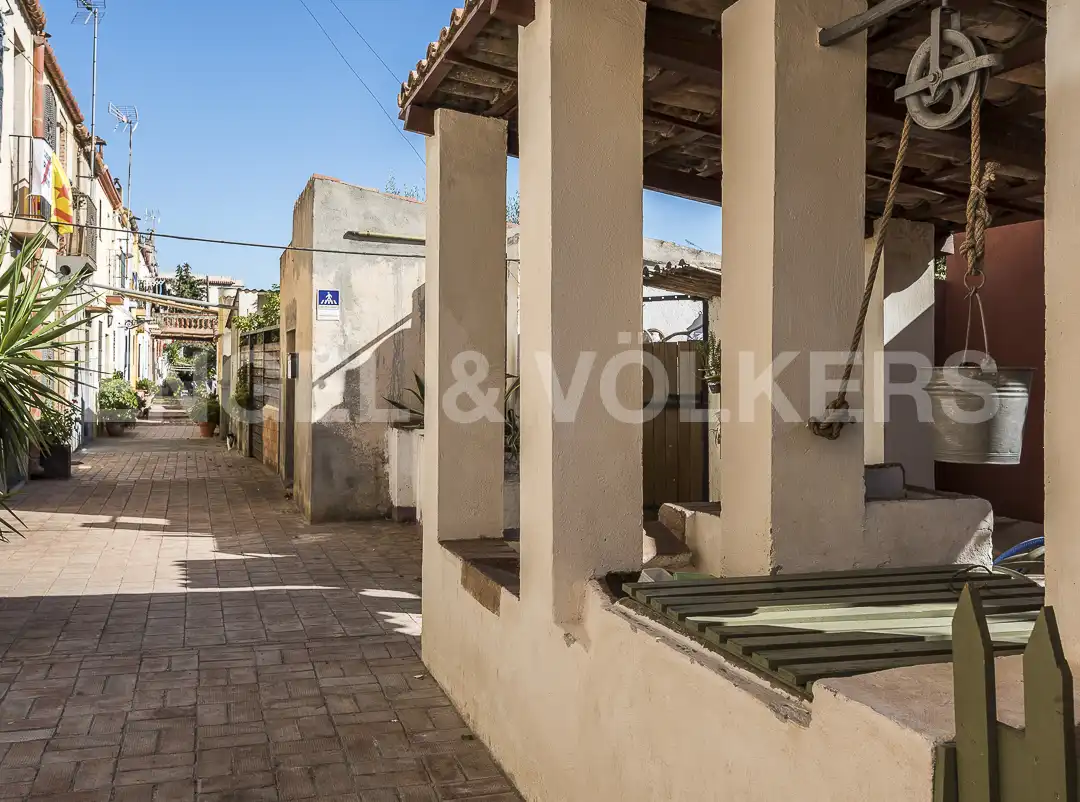 Vista exterior de Casa adosada en venda en Barcelona amb Calefacció i Terrassa
