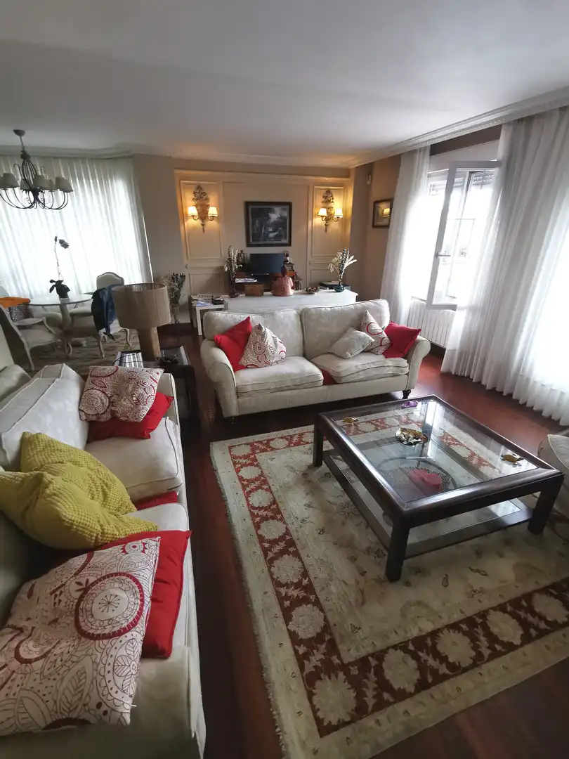 Sala d'estar de Casa o xalet en venda en Castro-Urdiales amb Calefacció, Jardí privat i Terrassa