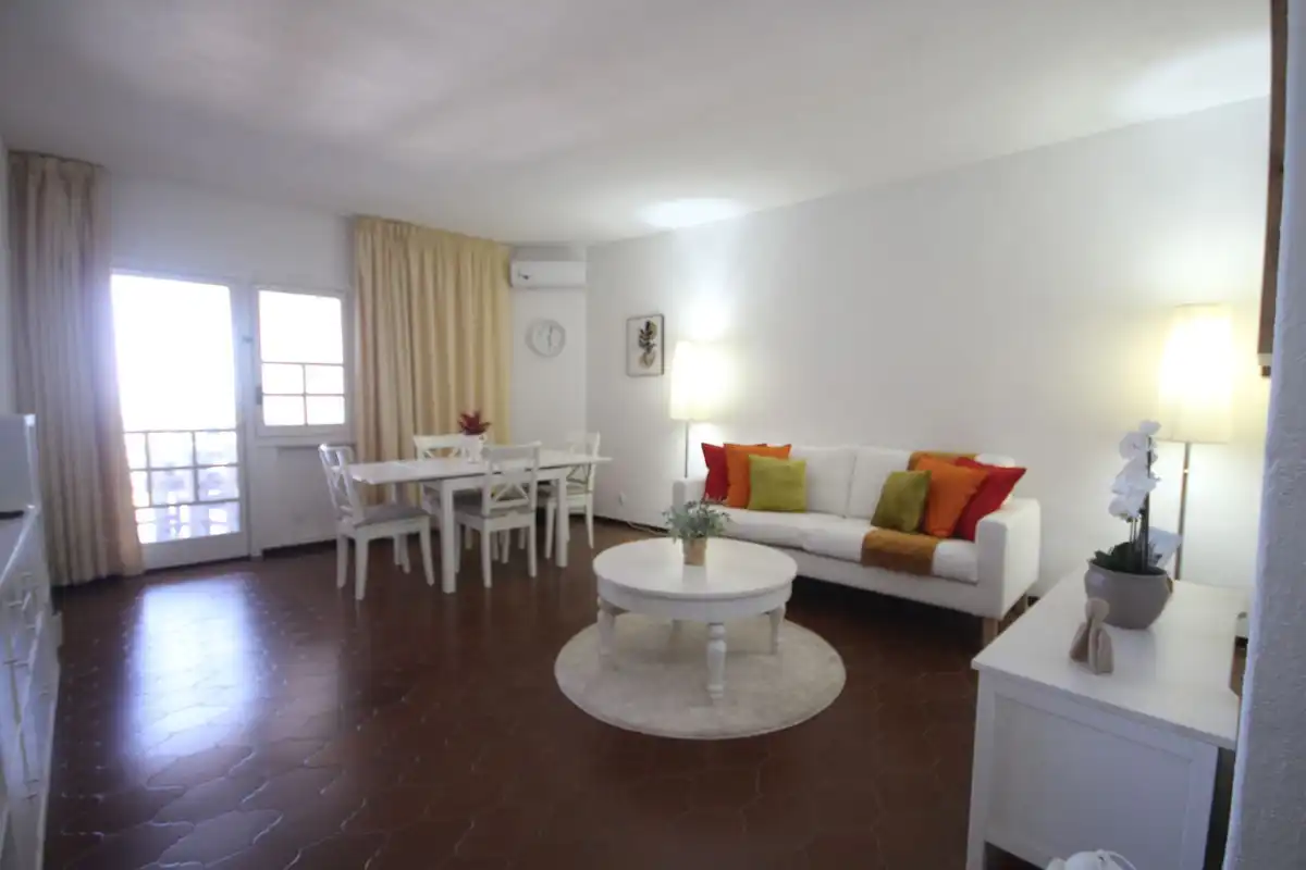 Sala d'estar de Apartament en venda en Marbella amb Aire condicionat, Moblat i Piscina comunitària