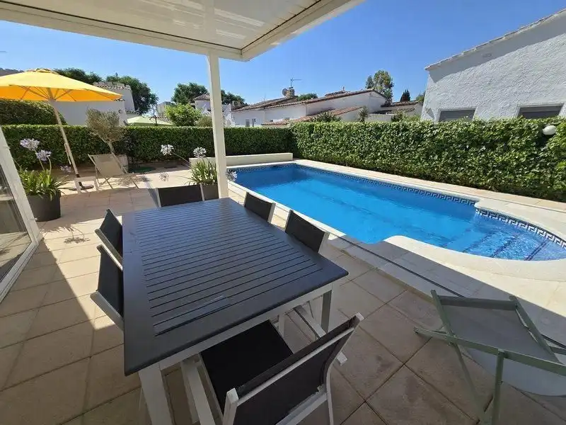Villa avec piscine à vendre à Calle Montseny