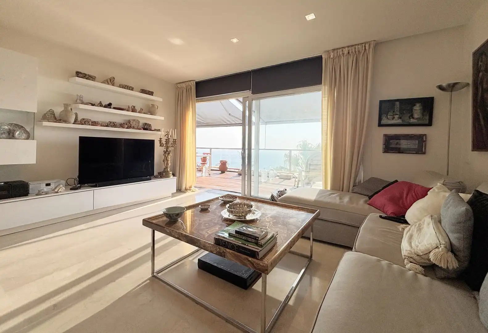 Sala de estar de Ático en venta en Manilva con Aire acondicionado, Terraza y TV