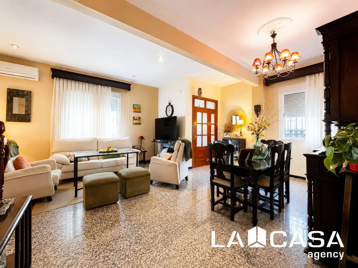 Sala d'estar de Casa o xalet en venda en Dos Hermanas amb Balcó