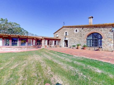 Casa rústica amb piscina en venda a Camí de Can Pipes