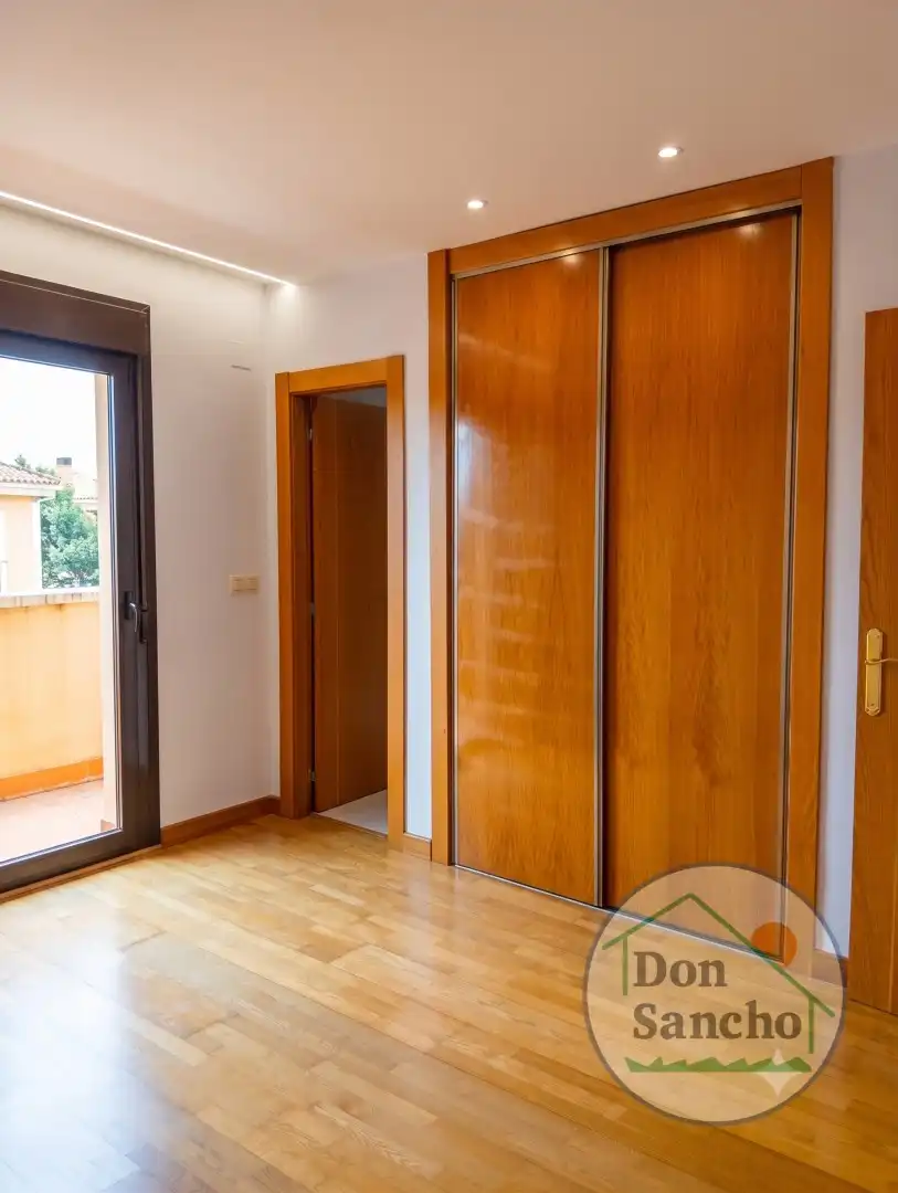 Casa adosada en venta en Mucientes con Calefacción, Terraza y Balcón