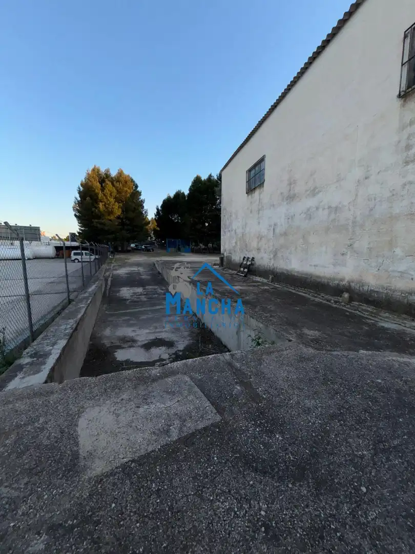 Parkplatz von Fabrikhallen zum Verkauf in Albacete