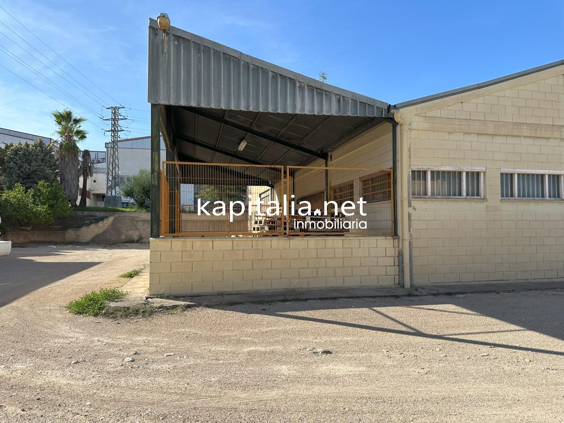 Vista exterior de Nave industrial en venta en Ontinyent