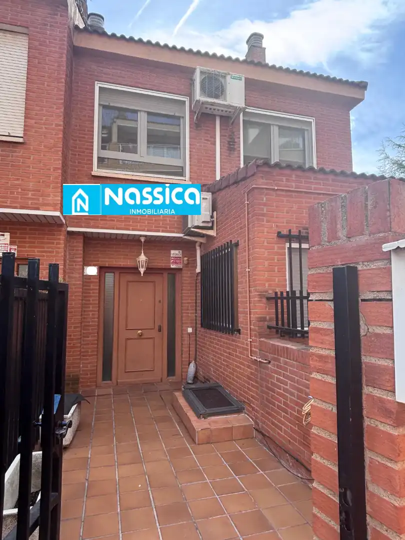 Maison mitoyenne avec terrasse à vendre à Calle la Luna