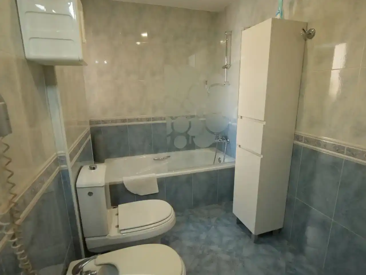 Badezimmer von Wohnung zur Miete in  Granada Capital mit Klimaanlage und Balkon