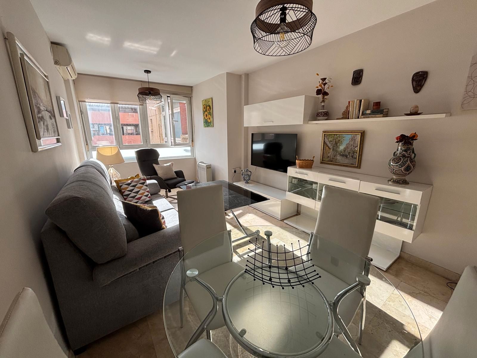 Living room of Flat to rent in  Granada Capital  with Air Conditioner, Furnished and Oven