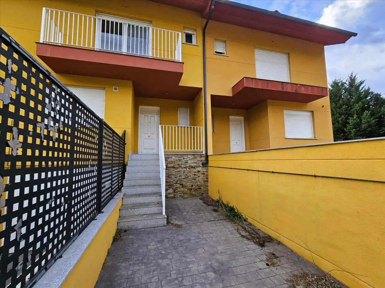 Vista exterior de Casa adosada en venta en O Barco de Valdeorras   con Calefacción, Jardín privado y Parquet