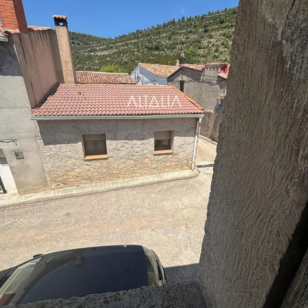 Vista exterior de Casa o xalet en venda en Poyatos amb Calefacció, Terrassa i Traster