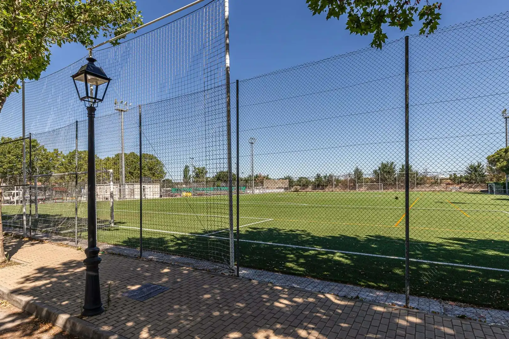 Vista exterior de Casa o xalet en venda en Nuevo Baztán amb Aire condicionat, Calefacció i Jardí privat