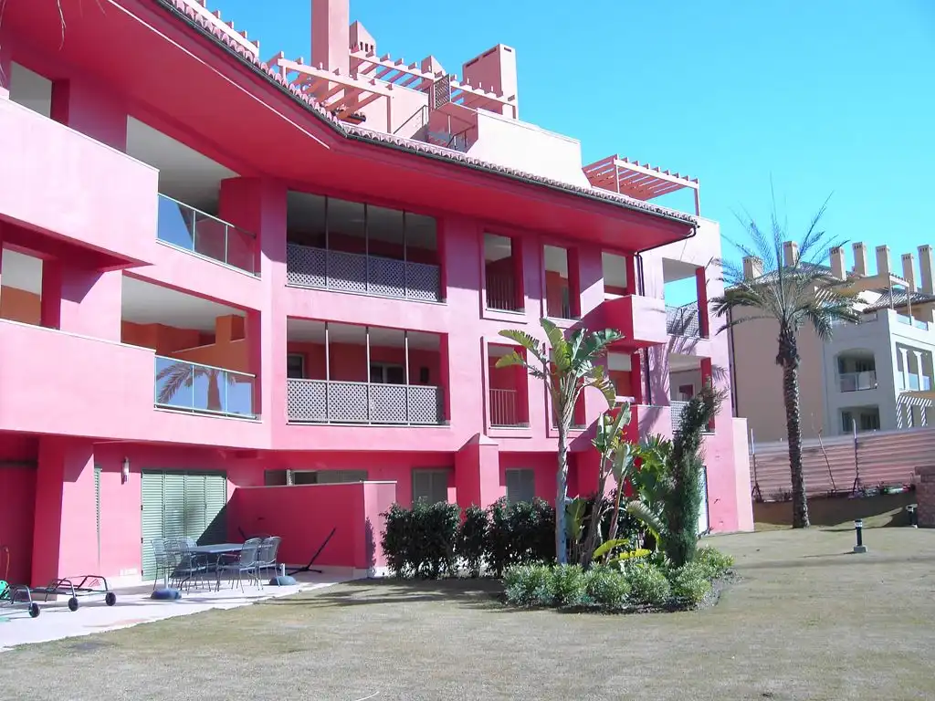 Vista exterior de Apartamento en venta en Sotogrande con Aire acondicionado, Calefacción y Jardín privado