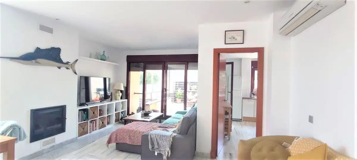 Wohnzimmer von Haus oder Chalet zum Verkauf in Benahavís mit Klimaanlage, Heizung und Privatgarten