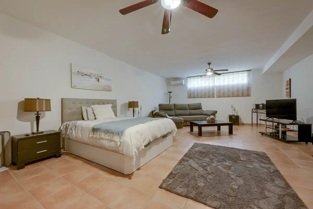 Schlafzimmer von Einfamilien-Reihenhaus zum Verkauf in Marbella mit Klimaanlage und Terrasse