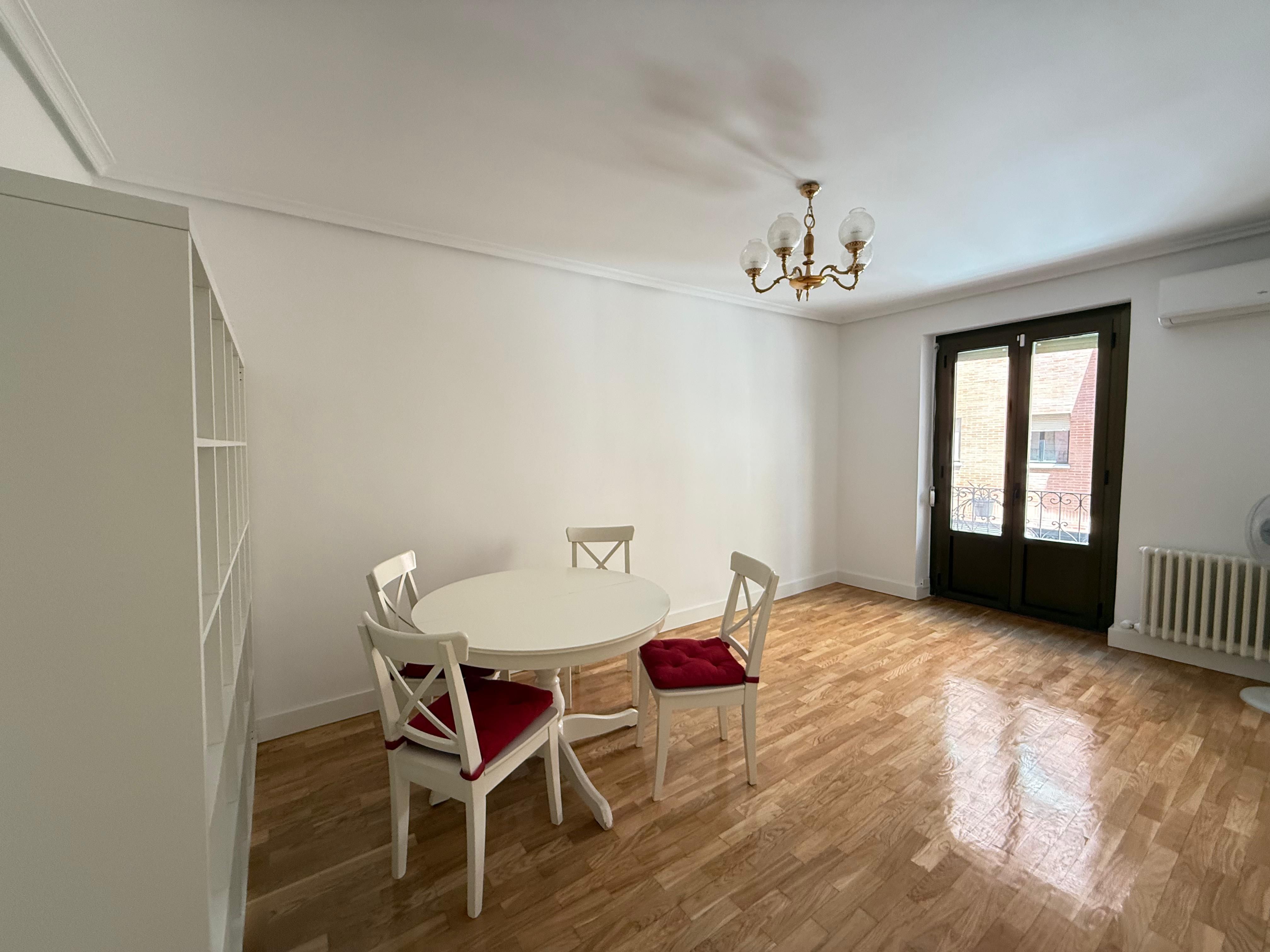 Comedor de Piso de alquiler en  Madrid Capital con Calefacción y Balcón