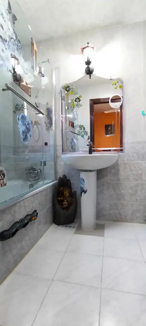 Baño de Piso en venta en Sevilla con Terraza, Horno y Lavadora