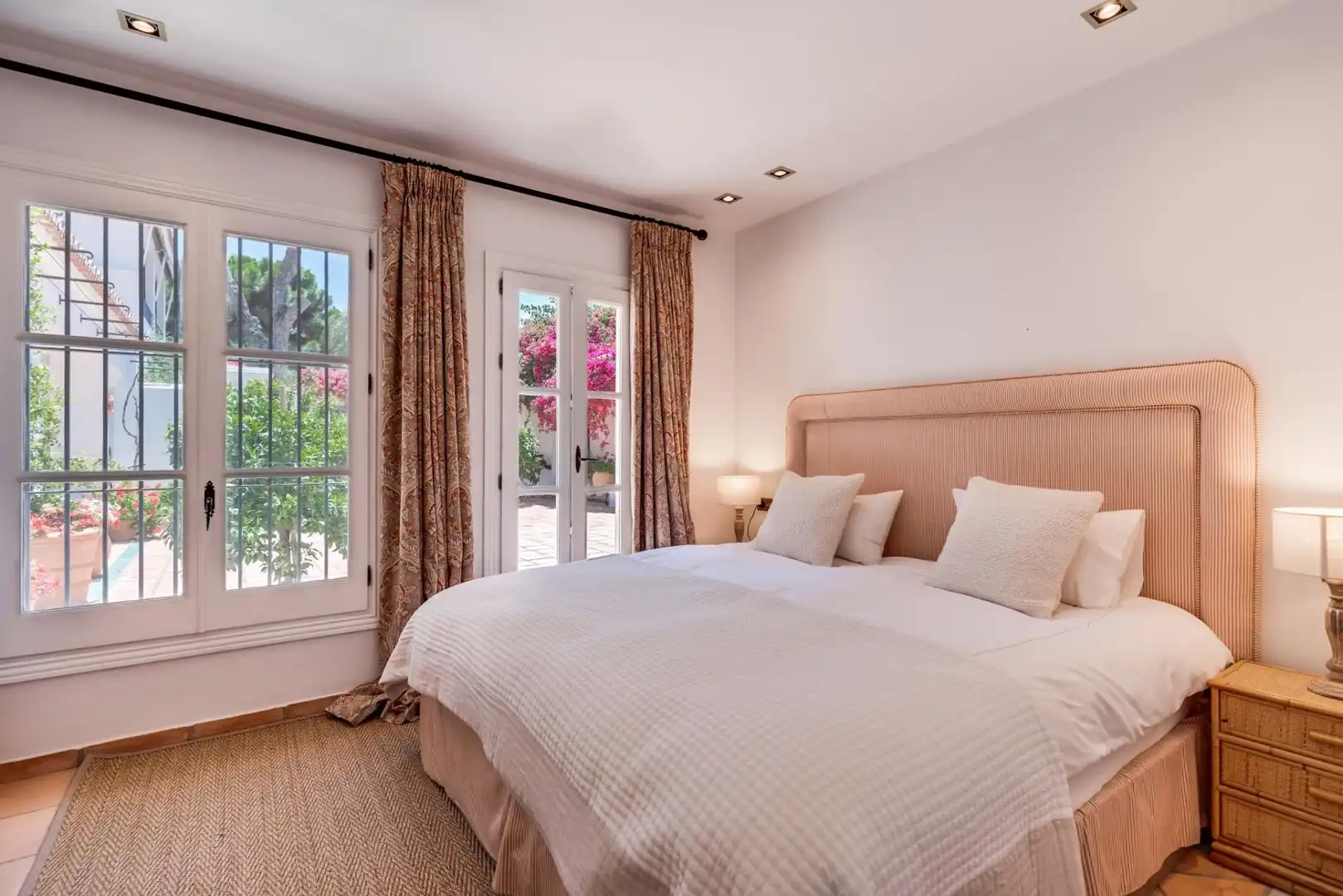 Habitación de Planta baja en venta en Benahavís con Aire acondicionado, Jardín privado y Terraza