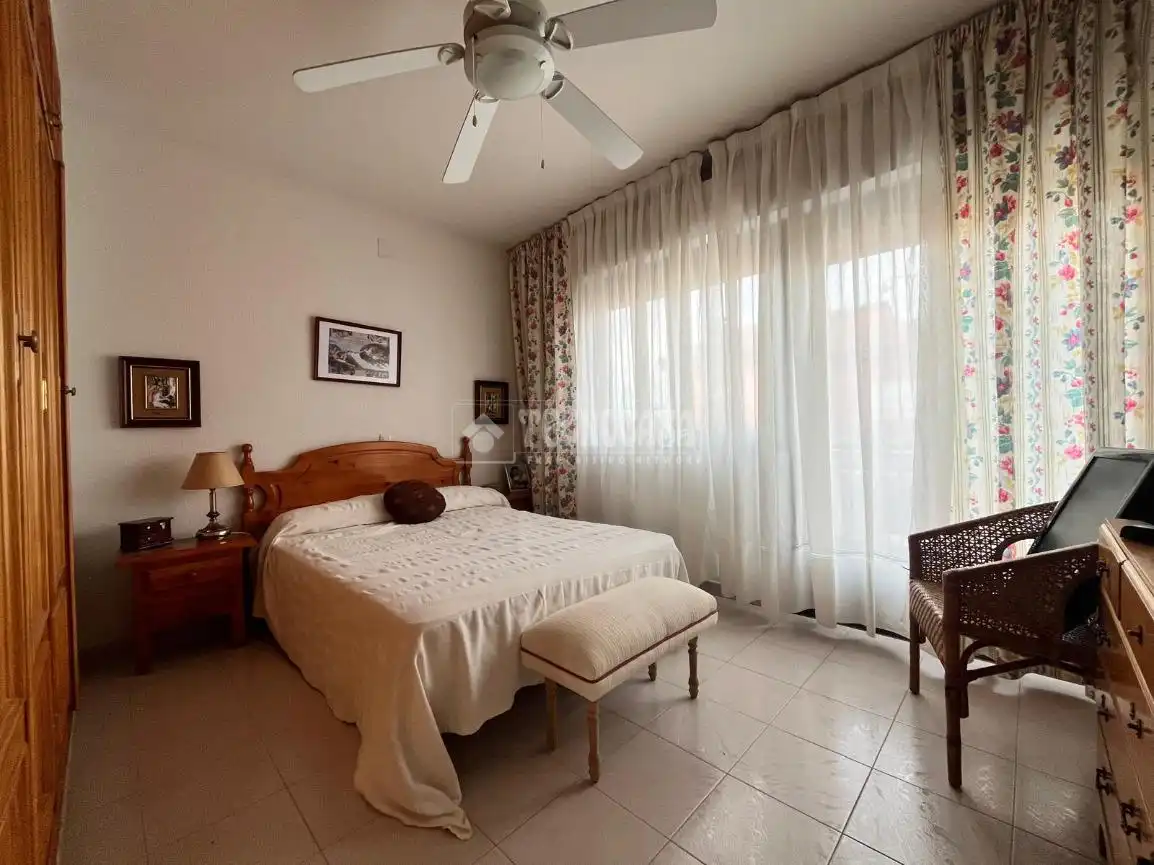 Habitación de Casa adosada en venta en Las Herencias con Calefacción, Piscina y Amueblado