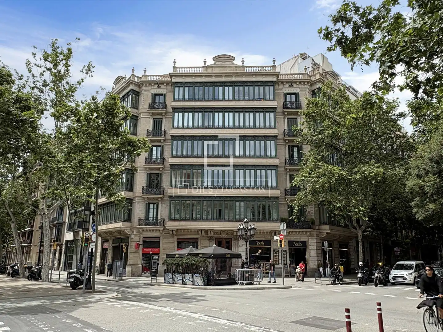 Außenansicht von Wohnung zum Verkauf in Barcelona mit Klimaanlage, Heizung und Balkon