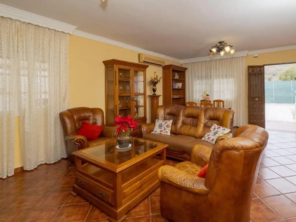 Sala d'estar de Casa o xalet en venda en Málaga amb Jardí privat, Terrassa i Piscina