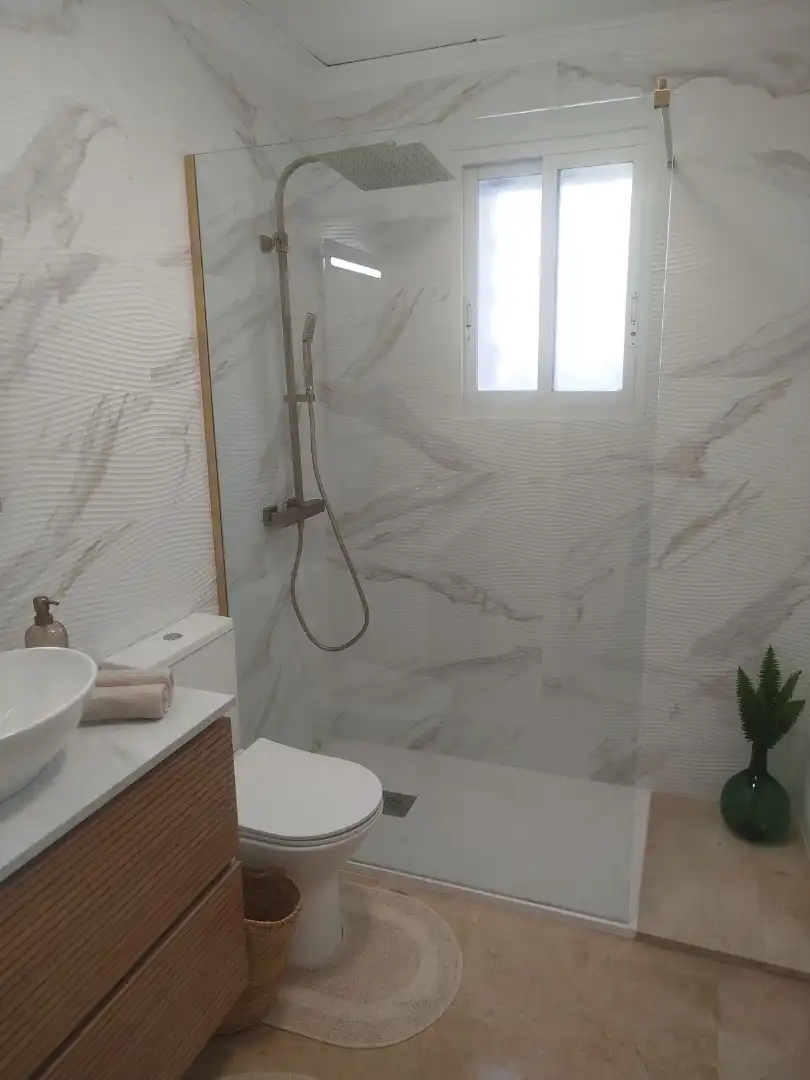 Baño de Piso en venta en Marbella con Aire acondicionado, Terraza y Amueblado