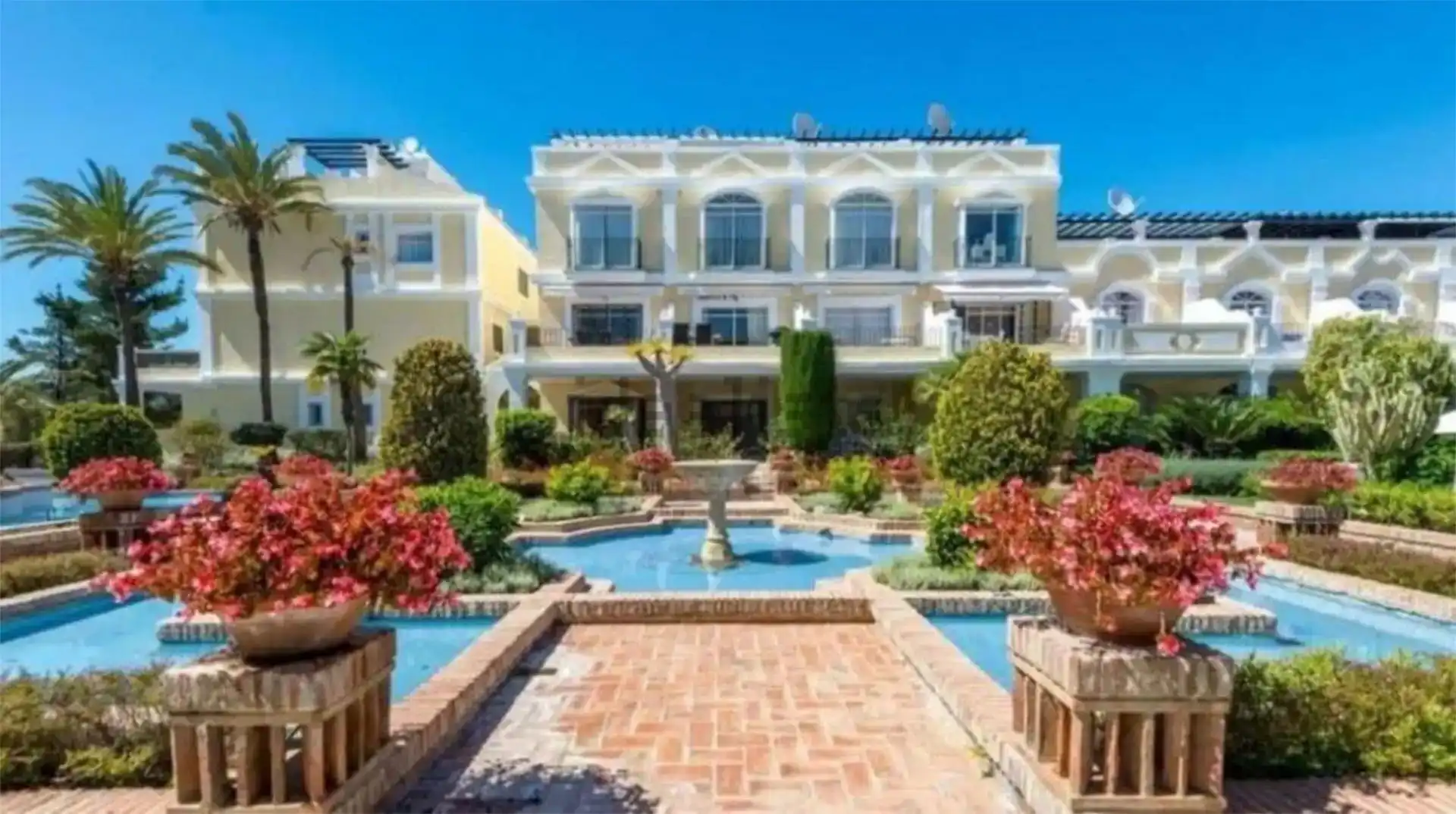 Außenansicht von Wohnung zur Miete in Marbella mit Klimaanlage, Privatgarten und Schwimmbad