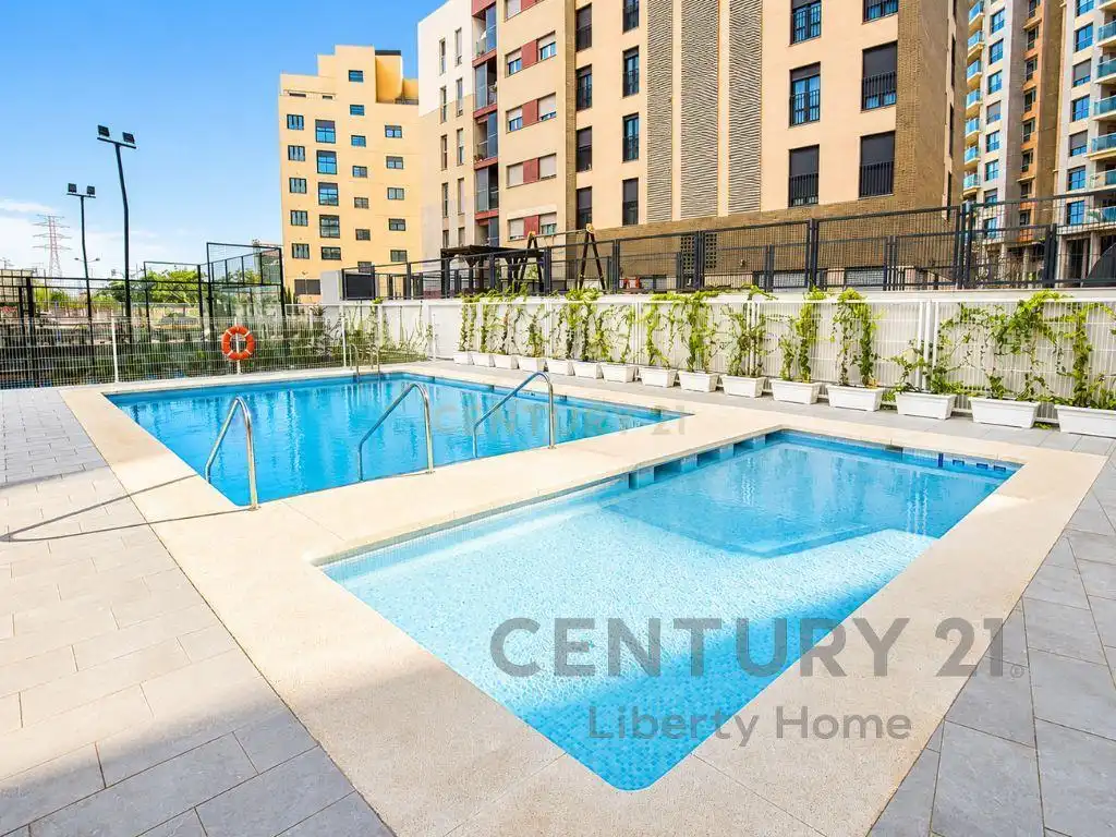Piscina de Apartament de lloguer en Valencia amb Aire condicionat, Jardí privat i Forn