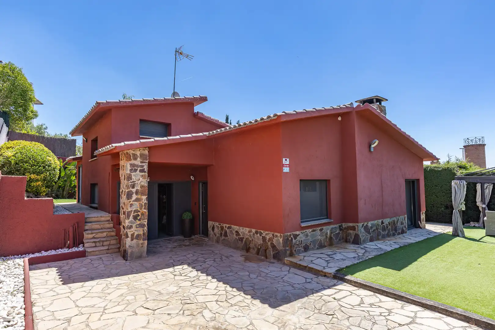 Vista exterior de Casa o xalet en venda en Castellar del Vallès amb Aire condicionat, Calefacció i Jardí privat