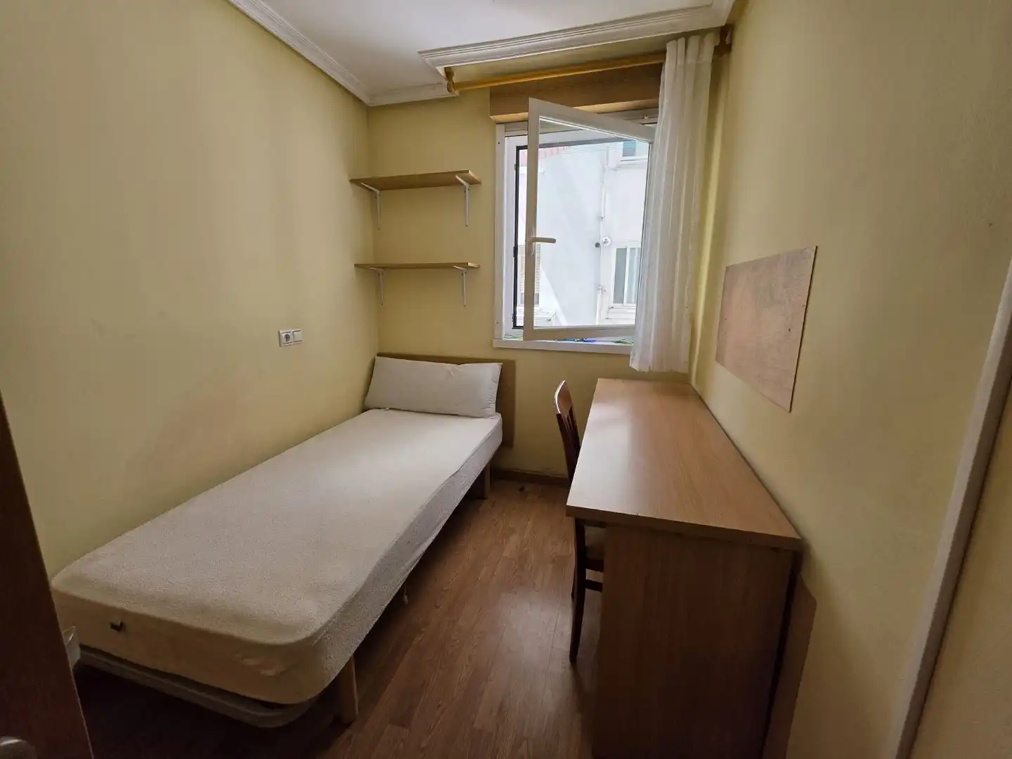 Schlafzimmer von Wohnung zur Miete in A Coruña Capital  mit Möbliert