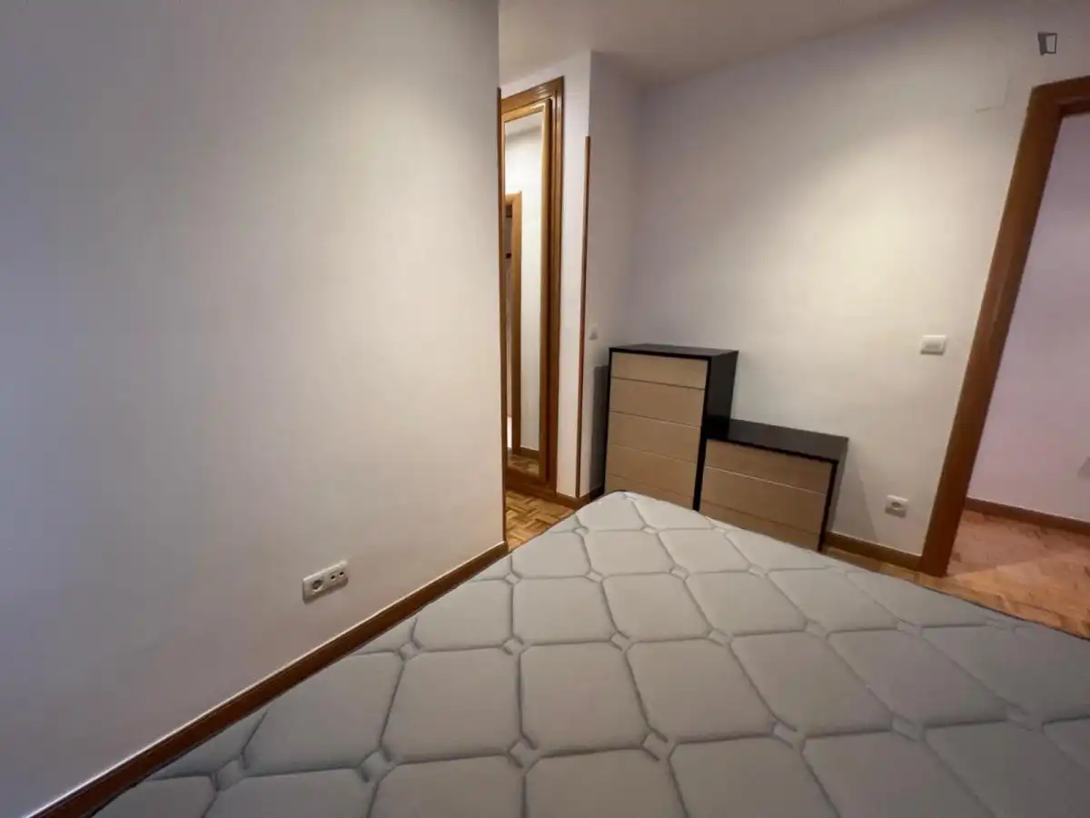 Dormitori de Apartament per a compartir en Burgos amb Moblat, Forn i Rentadora