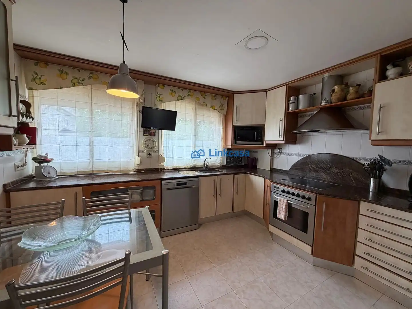 Cocina de Casa adosada en venta en Velilla de San Antonio con Aire acondicionado, Calefacción y Jardín privado