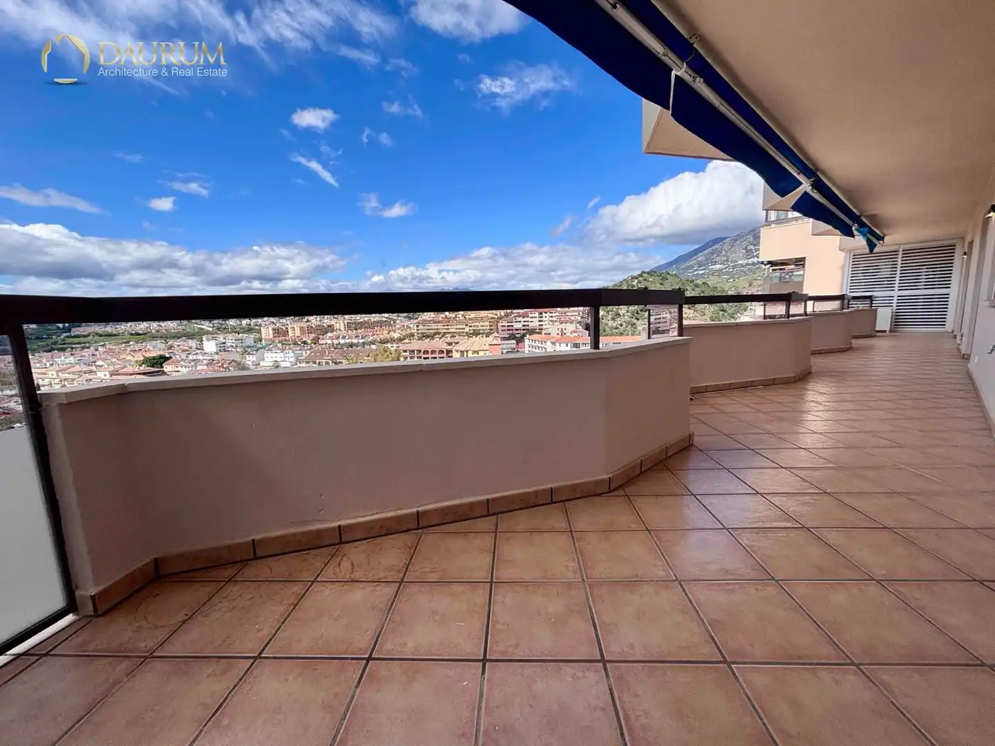 Vista exterior de Pis en venda en Fuengirola amb Aire condicionat, Terrassa i Piscina